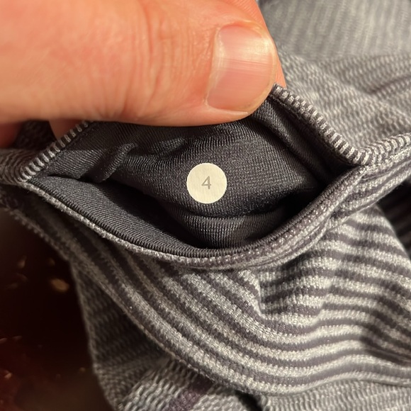 Lululemon Wunder Under Crop Reversible Tights in Grey, size 4 - Picture 7 of 12